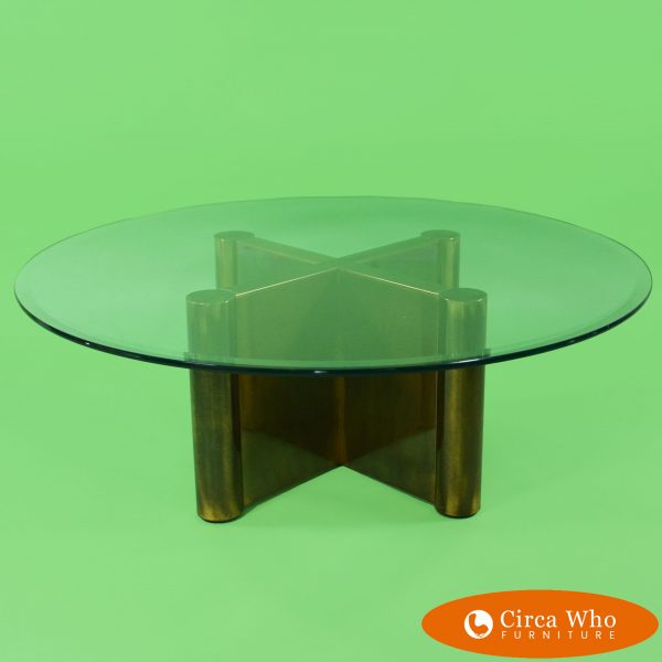 Coffee Table in brass with a rounded glass gold color in a good condition