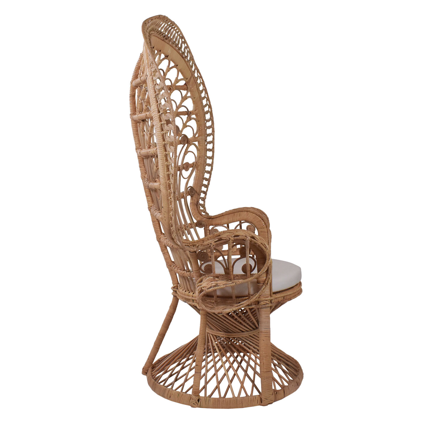 https://circawho.com/wp-content/uploads/Single-Classic-Peacock-Chair-CWO007-6.jpg